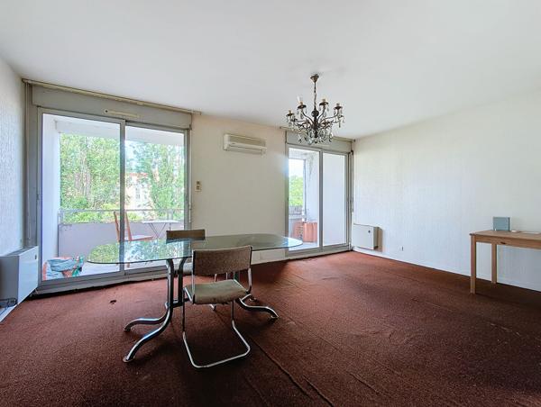 ** SOUS COMPROMIS ** Exclusivité Nestenn Immobilier. Grand appartement 3 pièces de 72m² avec cellier et parking à vendre au centre-ville de Castanet-Tolosan