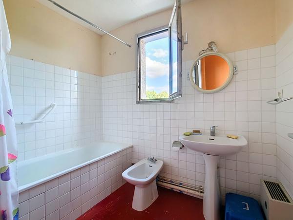 ** SOUS COMPROMIS ** Exclusivité Nestenn Immobilier. Grand appartement 3 pièces de 72m² avec cellier et parking à vendre au centre-ville de Castanet-Tolosan