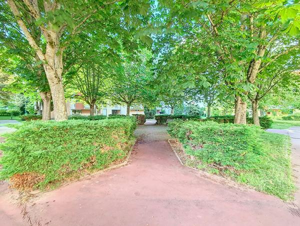 ** SOUS COMPROMIS ** Exclusivité Nestenn Immobilier. Grand appartement 3 pièces de 72m² avec cellier et parking à vendre au centre-ville de Castanet-Tolosan