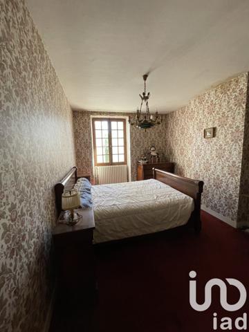 Maison 7 pièces de 222 m² à Ladiville (16120)