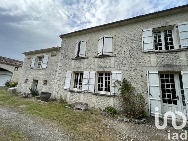 Maison 7 pièces de 222 m² à Ladiville (16120)