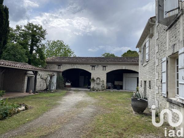 Maison 7 pièces de 222 m² à Ladiville (16120)