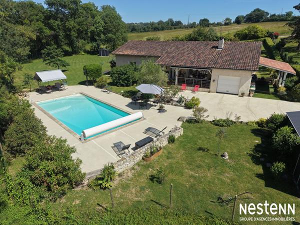 A Vendre Maison familiale de 157 m² de plain-pied avec jardin, piscine et garage à Condom.