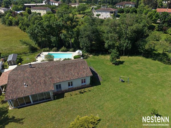 A Vendre Maison familiale de 157 m² de plain-pied avec jardin, piscine et garage à Condom.