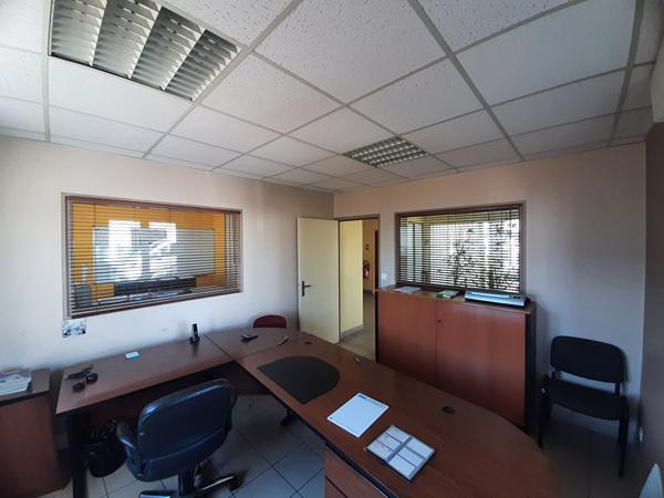 À LOUER - Local d'activité - 635 m² - Nantes Est