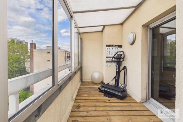 Bécon, Pont de Levallois. Duplex en dernier étage avec terrasse vue Seine.