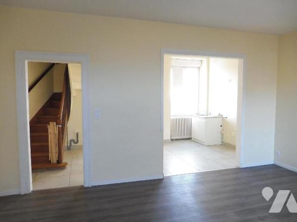 Nous vous proposons à la vente une maison de bourg avec jardin, cave et sous-sol, actuellement ...