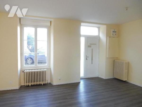 Nous vous proposons à la vente une maison de bourg avec jardin, cave et sous-sol, actuellement ...