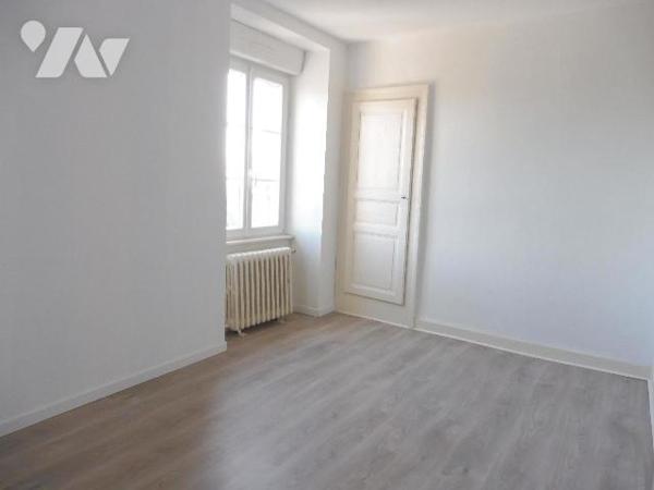 Nous vous proposons à la vente une maison de bourg avec jardin, cave et sous-sol, actuellement ...