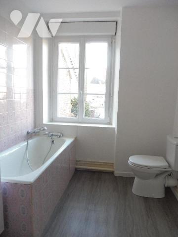 Nous vous proposons à la vente une maison de bourg avec jardin, cave et sous-sol, actuellement ...