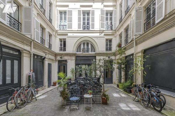PARIS (75010) - QUARTIER REPUBLIQUE - 5 PIECES TRAVERSANT. 123 m²