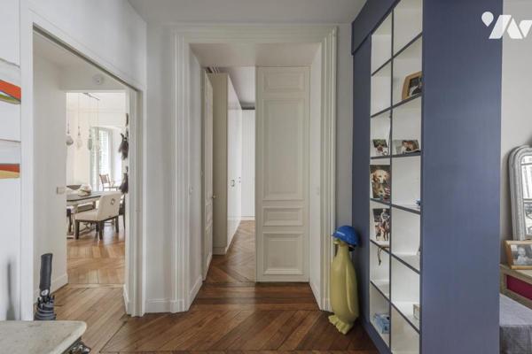 PARIS (75010) - QUARTIER REPUBLIQUE - 5 PIECES TRAVERSANT. 123 m²