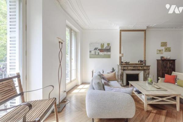 PARIS (75010) - QUARTIER REPUBLIQUE - 5 PIECES TRAVERSANT. 123 m²