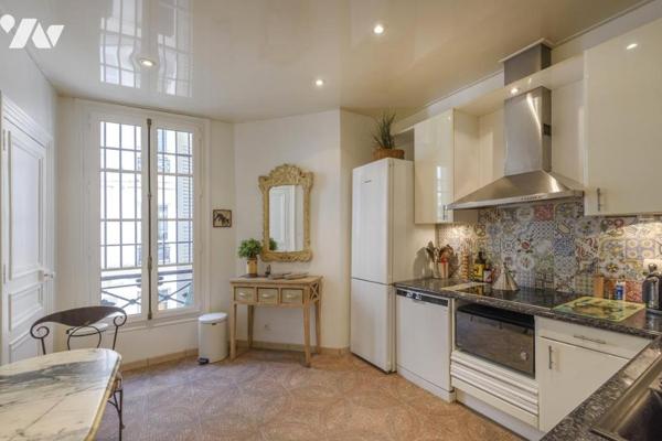 PARIS (75010) - QUARTIER REPUBLIQUE - 5 PIECES TRAVERSANT. 123 m²