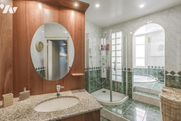 PARIS (75010) - QUARTIER REPUBLIQUE - 5 PIECES TRAVERSANT. 123 m²