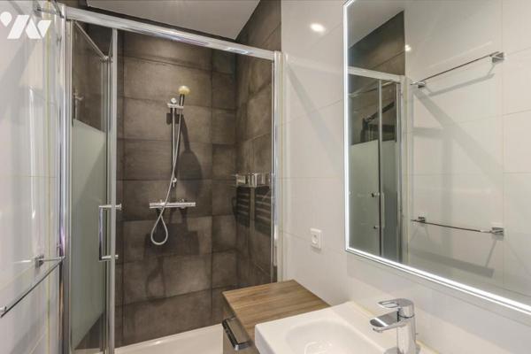 PARIS (75010) - QUARTIER REPUBLIQUE - 5 PIECES TRAVERSANT. 123 m²