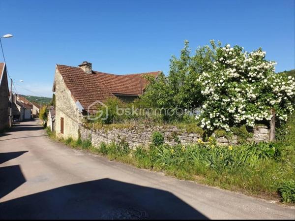 À Latrecey-Ormoy-sur-Aube, découvrez cette ancienne maison de campagne en pierre pleine de charme et de potentiel.
Située à environ 2h30 de Paris, cette propriété séduira les amoureux de nature, de vieilles pierres et de projets de vie au vert.
La maison développe environ 138 m² habitables et se compose notamment :
 • d’un grand séjour lumineux avec insert,
 • d’une grande cuisine avec accès terrasse et jardin
•  5 chambres.
Vous trouverez également de nombreuses dépendances offrant de beaux volumes et la possibilité de créer un gîte indépendant.
La maison principale est posée sur une parcelle d’environ 810 m² et bénéficie à quelques minutes à pied d’un terrain agricole de 5 163 m²comprenant vigne (275 ceps) et arbres fruitiers.
Un bien rare pour les personnes en recherche d’authenticité, d’espace et d’un cadre de vie plus apaisé.