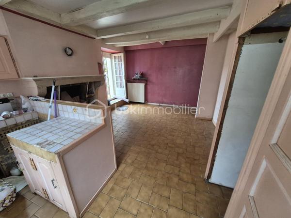 À Latrecey-Ormoy-sur-Aube, découvrez cette ancienne maison de campagne en pierre pleine de charme et de potentiel.
Située à environ 2h30 de Paris, cette propriété séduira les amoureux de nature, de vieilles pierres et de projets de vie au vert.
La maison développe environ 138 m² habitables et se compose notamment :
 • d’un grand séjour lumineux avec insert,
 • d’une grande cuisine avec accès terrasse et jardin
•  5 chambres.
Vous trouverez également de nombreuses dépendances offrant de beaux volumes et la possibilité de créer un gîte indépendant.
La maison principale est posée sur une parcelle d’environ 810 m² et bénéficie à quelques minutes à pied d’un terrain agricole de 5 163 m²comprenant vigne (275 ceps) et arbres fruitiers.
Un bien rare pour les personnes en recherche d’authenticité, d’espace et d’un cadre de vie plus apaisé.