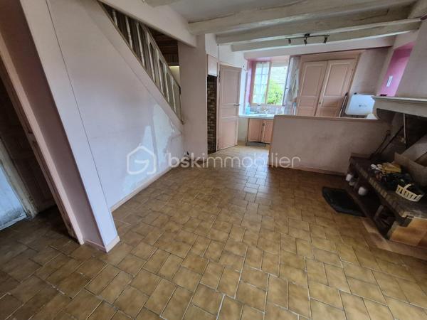 À Latrecey-Ormoy-sur-Aube, découvrez cette ancienne maison de campagne en pierre pleine de charme et de potentiel.
Située à environ 2h30 de Paris, cette propriété séduira les amoureux de nature, de vieilles pierres et de projets de vie au vert.
La maison développe environ 138 m² habitables et se compose notamment :
 • d’un grand séjour lumineux avec insert,
 • d’une grande cuisine avec accès terrasse et jardin
•  5 chambres.
Vous trouverez également de nombreuses dépendances offrant de beaux volumes et la possibilité de créer un gîte indépendant.
La maison principale est posée sur une parcelle d’environ 810 m² et bénéficie à quelques minutes à pied d’un terrain agricole de 5 163 m²comprenant vigne (275 ceps) et arbres fruitiers.
Un bien rare pour les personnes en recherche d’authenticité, d’espace et d’un cadre de vie plus apaisé.