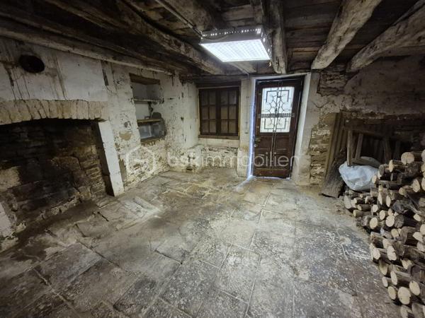 À Latrecey-Ormoy-sur-Aube, découvrez cette ancienne maison de campagne en pierre pleine de charme et de potentiel.
Située à environ 2h30 de Paris, cette propriété séduira les amoureux de nature, de vieilles pierres et de projets de vie au vert.
La maison développe environ 138 m² habitables et se compose notamment :
 • d’un grand séjour lumineux avec insert,
 • d’une grande cuisine avec accès terrasse et jardin
•  5 chambres.
Vous trouverez également de nombreuses dépendances offrant de beaux volumes et la possibilité de créer un gîte indépendant.
La maison principale est posée sur une parcelle d’environ 810 m² et bénéficie à quelques minutes à pied d’un terrain agricole de 5 163 m²comprenant vigne (275 ceps) et arbres fruitiers.
Un bien rare pour les personnes en recherche d’authenticité, d’espace et d’un cadre de vie plus apaisé.