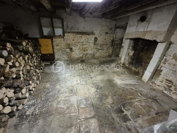 À Latrecey-Ormoy-sur-Aube, découvrez cette ancienne maison de campagne en pierre pleine de charme et de potentiel.
Située à environ 2h30 de Paris, cette propriété séduira les amoureux de nature, de vieilles pierres et de projets de vie au vert.
La maison développe environ 138 m² habitables et se compose notamment :
 • d’un grand séjour lumineux avec insert,
 • d’une grande cuisine avec accès terrasse et jardin
•  5 chambres.
Vous trouverez également de nombreuses dépendances offrant de beaux volumes et la possibilité de créer un gîte indépendant.
La maison principale est posée sur une parcelle d’environ 810 m² et bénéficie à quelques minutes à pied d’un terrain agricole de 5 163 m²comprenant vigne (275 ceps) et arbres fruitiers.
Un bien rare pour les personnes en recherche d’authenticité, d’espace et d’un cadre de vie plus apaisé.