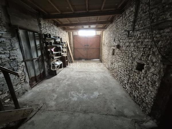 À Latrecey-Ormoy-sur-Aube, découvrez cette ancienne maison de campagne en pierre pleine de charme et de potentiel.
Située à environ 2h30 de Paris, cette propriété séduira les amoureux de nature, de vieilles pierres et de projets de vie au vert.
La maison développe environ 138 m² habitables et se compose notamment :
 • d’un grand séjour lumineux avec insert,
 • d’une grande cuisine avec accès terrasse et jardin
•  5 chambres.
Vous trouverez également de nombreuses dépendances offrant de beaux volumes et la possibilité de créer un gîte indépendant.
La maison principale est posée sur une parcelle d’environ 810 m² et bénéficie à quelques minutes à pied d’un terrain agricole de 5 163 m²comprenant vigne (275 ceps) et arbres fruitiers.
Un bien rare pour les personnes en recherche d’authenticité, d’espace et d’un cadre de vie plus apaisé.