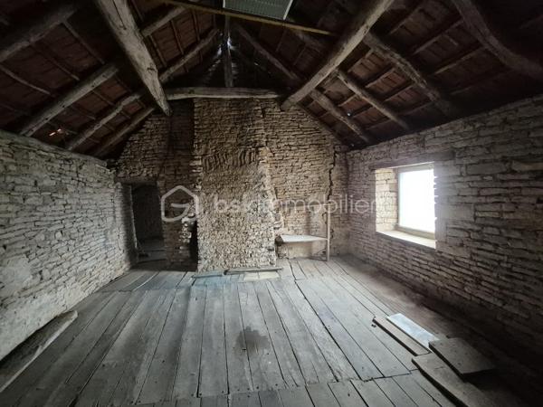 À Latrecey-Ormoy-sur-Aube, découvrez cette ancienne maison de campagne en pierre pleine de charme et de potentiel.
Située à environ 2h30 de Paris, cette propriété séduira les amoureux de nature, de vieilles pierres et de projets de vie au vert.
La maison développe environ 138 m² habitables et se compose notamment :
 • d’un grand séjour lumineux avec insert,
 • d’une grande cuisine avec accès terrasse et jardin
•  5 chambres.
Vous trouverez également de nombreuses dépendances offrant de beaux volumes et la possibilité de créer un gîte indépendant.
La maison principale est posée sur une parcelle d’environ 810 m² et bénéficie à quelques minutes à pied d’un terrain agricole de 5 163 m²comprenant vigne (275 ceps) et arbres fruitiers.
Un bien rare pour les personnes en recherche d’authenticité, d’espace et d’un cadre de vie plus apaisé.