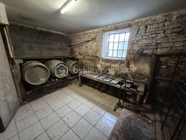 À Latrecey-Ormoy-sur-Aube, découvrez cette ancienne maison de campagne en pierre pleine de charme et de potentiel.
Située à environ 2h30 de Paris, cette propriété séduira les amoureux de nature, de vieilles pierres et de projets de vie au vert.
La maison développe environ 138 m² habitables et se compose notamment :
 • d’un grand séjour lumineux avec insert,
 • d’une grande cuisine avec accès terrasse et jardin
•  5 chambres.
Vous trouverez également de nombreuses dépendances offrant de beaux volumes et la possibilité de créer un gîte indépendant.
La maison principale est posée sur une parcelle d’environ 810 m² et bénéficie à quelques minutes à pied d’un terrain agricole de 5 163 m²comprenant vigne (275 ceps) et arbres fruitiers.
Un bien rare pour les personnes en recherche d’authenticité, d’espace et d’un cadre de vie plus apaisé.