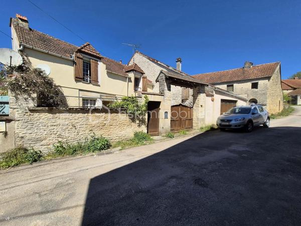 À Latrecey-Ormoy-sur-Aube, découvrez cette ancienne maison de campagne en pierre pleine de charme et de potentiel.
Située à environ 2h30 de Paris, cette propriété séduira les amoureux de nature, de vieilles pierres et de projets de vie au vert.
La maison développe environ 138 m² habitables et se compose notamment :
 • d’un grand séjour lumineux avec insert,
 • d’une grande cuisine avec accès terrasse et jardin
•  5 chambres.
Vous trouverez également de nombreuses dépendances offrant de beaux volumes et la possibilité de créer un gîte indépendant.
La maison principale est posée sur une parcelle d’environ 810 m² et bénéficie à quelques minutes à pied d’un terrain agricole de 5 163 m²comprenant vigne (275 ceps) et arbres fruitiers.
Un bien rare pour les personnes en recherche d’authenticité, d’espace et d’un cadre de vie plus apaisé.