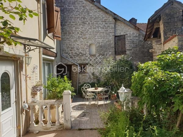 À Latrecey-Ormoy-sur-Aube, découvrez cette ancienne maison de campagne en pierre pleine de charme et de potentiel.
Située à environ 2h30 de Paris, cette propriété séduira les amoureux de nature, de vieilles pierres et de projets de vie au vert.
La maison développe environ 138 m² habitables et se compose notamment :
 • d’un grand séjour lumineux avec insert,
 • d’une grande cuisine avec accès terrasse et jardin
•  5 chambres.
Vous trouverez également de nombreuses dépendances offrant de beaux volumes et la possibilité de créer un gîte indépendant.
La maison principale est posée sur une parcelle d’environ 810 m² et bénéficie à quelques minutes à pied d’un terrain agricole de 5 163 m²comprenant vigne (275 ceps) et arbres fruitiers.
Un bien rare pour les personnes en recherche d’authenticité, d’espace et d’un cadre de vie plus apaisé.