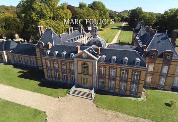 Appartement 216 m2 Triplex avec terrasse et parkings dans un château classé