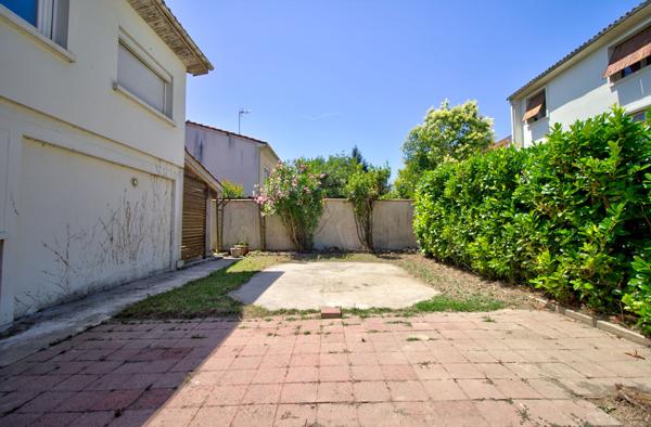 AGEN - Maison de 126 m² composée de 4 chambres, d'une terrasse couverte et d'un garage fermé.