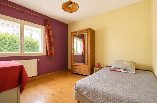 AGEN - Maison de 126 m² composée de 4 chambres, d'une terrasse couverte et d'un garage fermé.