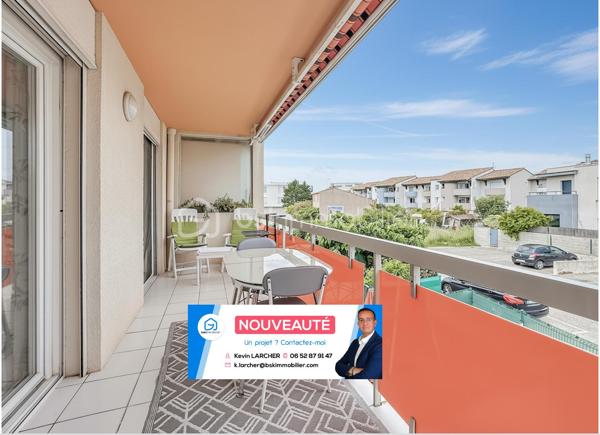 Situé à Palavas-les-Flots, dans une petite copropriété à seulement 100 mètres de la mer et à 5 minutes à pied du centre-ville, découvrez ce charmant appartement T2 de 42 m² situé au premier et dernier étage.

Il se compose d’une entrée avec placard, d’une agréable pièce de vie lumineuse, d’une cuisine indépendante aménagée et équipée, d’une chambre confortable, d’une salle d’eau ainsi que d’un WC indépendant.

Côté extérieur, vous profiterez d’une belle terrasse de 10 m² équipée d’un store-banne motorisé.

L’appartement bénéficie de prestations confortables : climatisation réversible, menuiseries récentes en double vitrage, faibles charges de copropriété d’environ 55 € par mois.

Un stationnement privatif complète ce bien rare sur le secteur.

Un emplacement recherché à proximité immédiate de la plage et des commerces, idéal pour une résidence principale, secondaire ou un investissement locatif.