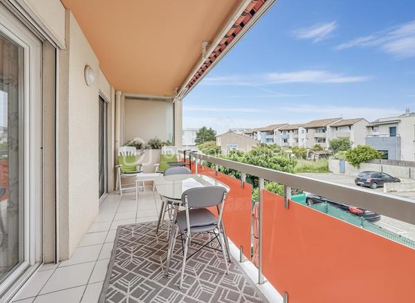 Situé à Palavas-les-Flots, dans une petite copropriété à seulement 100 mètres de la mer et à 5 minutes à pied du centre-ville, découvrez ce charmant appartement T2 de 42 m² situé au premier et dernier étage.

Il se compose d’une entrée avec placard, d’une agréable pièce de vie lumineuse, d’une cuisine indépendante aménagée et équipée, d’une chambre confortable, d’une salle d’eau ainsi que d’un WC indépendant.

Côté extérieur, vous profiterez d’une belle terrasse de 10 m² équipée d’un store-banne motorisé.

L’appartement bénéficie de prestations confortables : climatisation réversible, menuiseries récentes en double vitrage, faibles charges de copropriété d’environ 55 € par mois.

Un stationnement privatif complète ce bien rare sur le secteur.

Un emplacement recherché à proximité immédiate de la plage et des commerces, idéal pour une résidence principale, secondaire ou un investissement locatif.