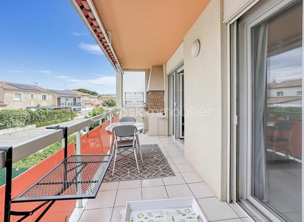 Situé à Palavas-les-Flots, dans une petite copropriété à seulement 100 mètres de la mer et à 5 minutes à pied du centre-ville, découvrez ce charmant appartement T2 de 42 m² situé au premier et dernier étage.

Il se compose d’une entrée avec placard, d’une agréable pièce de vie lumineuse, d’une cuisine indépendante aménagée et équipée, d’une chambre confortable, d’une salle d’eau ainsi que d’un WC indépendant.

Côté extérieur, vous profiterez d’une belle terrasse de 10 m² équipée d’un store-banne motorisé.

L’appartement bénéficie de prestations confortables : climatisation réversible, menuiseries récentes en double vitrage, faibles charges de copropriété d’environ 55 € par mois.

Un stationnement privatif complète ce bien rare sur le secteur.

Un emplacement recherché à proximité immédiate de la plage et des commerces, idéal pour une résidence principale, secondaire ou un investissement locatif.