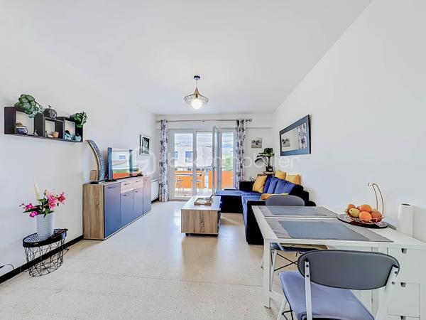 Situé à Palavas-les-Flots, dans une petite copropriété à seulement 100 mètres de la mer et à 5 minutes à pied du centre-ville, découvrez ce charmant appartement T2 de 42 m² situé au premier et dernier étage.

Il se compose d’une entrée avec placard, d’une agréable pièce de vie lumineuse, d’une cuisine indépendante aménagée et équipée, d’une chambre confortable, d’une salle d’eau ainsi que d’un WC indépendant.

Côté extérieur, vous profiterez d’une belle terrasse de 10 m² équipée d’un store-banne motorisé.

L’appartement bénéficie de prestations confortables : climatisation réversible, menuiseries récentes en double vitrage, faibles charges de copropriété d’environ 55 € par mois.

Un stationnement privatif complète ce bien rare sur le secteur.

Un emplacement recherché à proximité immédiate de la plage et des commerces, idéal pour une résidence principale, secondaire ou un investissement locatif.