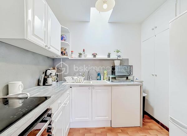 Situé à Palavas-les-Flots, dans une petite copropriété à seulement 100 mètres de la mer et à 5 minutes à pied du centre-ville, découvrez ce charmant appartement T2 de 42 m² situé au premier et dernier étage.

Il se compose d’une entrée avec placard, d’une agréable pièce de vie lumineuse, d’une cuisine indépendante aménagée et équipée, d’une chambre confortable, d’une salle d’eau ainsi que d’un WC indépendant.

Côté extérieur, vous profiterez d’une belle terrasse de 10 m² équipée d’un store-banne motorisé.

L’appartement bénéficie de prestations confortables : climatisation réversible, menuiseries récentes en double vitrage, faibles charges de copropriété d’environ 55 € par mois.

Un stationnement privatif complète ce bien rare sur le secteur.

Un emplacement recherché à proximité immédiate de la plage et des commerces, idéal pour une résidence principale, secondaire ou un investissement locatif.