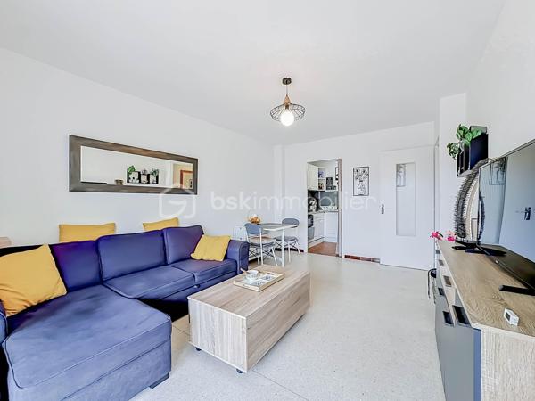 Situé à Palavas-les-Flots, dans une petite copropriété à seulement 100 mètres de la mer et à 5 minutes à pied du centre-ville, découvrez ce charmant appartement T2 de 42 m² situé au premier et dernier étage.

Il se compose d’une entrée avec placard, d’une agréable pièce de vie lumineuse, d’une cuisine indépendante aménagée et équipée, d’une chambre confortable, d’une salle d’eau ainsi que d’un WC indépendant.

Côté extérieur, vous profiterez d’une belle terrasse de 10 m² équipée d’un store-banne motorisé.

L’appartement bénéficie de prestations confortables : climatisation réversible, menuiseries récentes en double vitrage, faibles charges de copropriété d’environ 55 € par mois.

Un stationnement privatif complète ce bien rare sur le secteur.

Un emplacement recherché à proximité immédiate de la plage et des commerces, idéal pour une résidence principale, secondaire ou un investissement locatif.