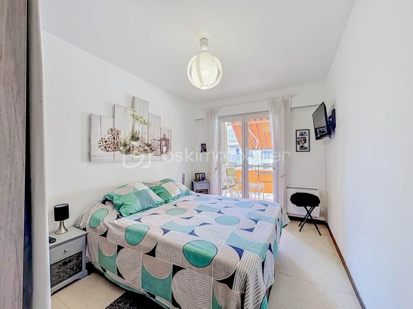 Situé à Palavas-les-Flots, dans une petite copropriété à seulement 100 mètres de la mer et à 5 minutes à pied du centre-ville, découvrez ce charmant appartement T2 de 42 m² situé au premier et dernier étage.

Il se compose d’une entrée avec placard, d’une agréable pièce de vie lumineuse, d’une cuisine indépendante aménagée et équipée, d’une chambre confortable, d’une salle d’eau ainsi que d’un WC indépendant.

Côté extérieur, vous profiterez d’une belle terrasse de 10 m² équipée d’un store-banne motorisé.

L’appartement bénéficie de prestations confortables : climatisation réversible, menuiseries récentes en double vitrage, faibles charges de copropriété d’environ 55 € par mois.

Un stationnement privatif complète ce bien rare sur le secteur.

Un emplacement recherché à proximité immédiate de la plage et des commerces, idéal pour une résidence principale, secondaire ou un investissement locatif.