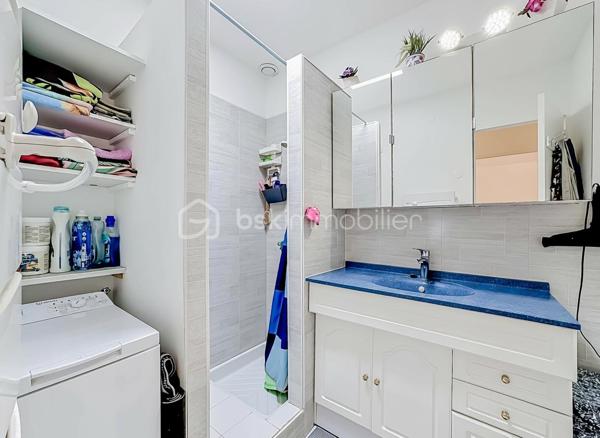 Situé à Palavas-les-Flots, dans une petite copropriété à seulement 100 mètres de la mer et à 5 minutes à pied du centre-ville, découvrez ce charmant appartement T2 de 42 m² situé au premier et dernier étage.

Il se compose d’une entrée avec placard, d’une agréable pièce de vie lumineuse, d’une cuisine indépendante aménagée et équipée, d’une chambre confortable, d’une salle d’eau ainsi que d’un WC indépendant.

Côté extérieur, vous profiterez d’une belle terrasse de 10 m² équipée d’un store-banne motorisé.

L’appartement bénéficie de prestations confortables : climatisation réversible, menuiseries récentes en double vitrage, faibles charges de copropriété d’environ 55 € par mois.

Un stationnement privatif complète ce bien rare sur le secteur.

Un emplacement recherché à proximité immédiate de la plage et des commerces, idéal pour une résidence principale, secondaire ou un investissement locatif.