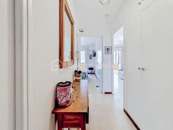 Situé à Palavas-les-Flots, dans une petite copropriété à seulement 100 mètres de la mer et à 5 minutes à pied du centre-ville, découvrez ce charmant appartement T2 de 42 m² situé au premier et dernier étage.

Il se compose d’une entrée avec placard, d’une agréable pièce de vie lumineuse, d’une cuisine indépendante aménagée et équipée, d’une chambre confortable, d’une salle d’eau ainsi que d’un WC indépendant.

Côté extérieur, vous profiterez d’une belle terrasse de 10 m² équipée d’un store-banne motorisé.

L’appartement bénéficie de prestations confortables : climatisation réversible, menuiseries récentes en double vitrage, faibles charges de copropriété d’environ 55 € par mois.

Un stationnement privatif complète ce bien rare sur le secteur.

Un emplacement recherché à proximité immédiate de la plage et des commerces, idéal pour une résidence principale, secondaire ou un investissement locatif.