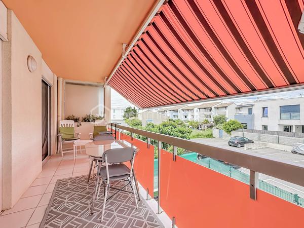 Situé à Palavas-les-Flots, dans une petite copropriété à seulement 100 mètres de la mer et à 5 minutes à pied du centre-ville, découvrez ce charmant appartement T2 de 42 m² situé au premier et dernier étage.

Il se compose d’une entrée avec placard, d’une agréable pièce de vie lumineuse, d’une cuisine indépendante aménagée et équipée, d’une chambre confortable, d’une salle d’eau ainsi que d’un WC indépendant.

Côté extérieur, vous profiterez d’une belle terrasse de 10 m² équipée d’un store-banne motorisé.

L’appartement bénéficie de prestations confortables : climatisation réversible, menuiseries récentes en double vitrage, faibles charges de copropriété d’environ 55 € par mois.

Un stationnement privatif complète ce bien rare sur le secteur.

Un emplacement recherché à proximité immédiate de la plage et des commerces, idéal pour une résidence principale, secondaire ou un investissement locatif.