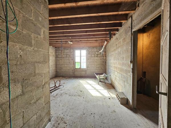 Maison à rénover entièrement dans un cadre idyllique avec rivière