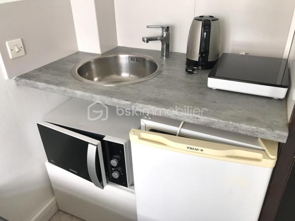 Dans une résidence occupée principalement par des étudiants, nous vous proposons un lot de 2 studios au dernier étage - vue dégagée.
Ou la demande et très forte en logements étudiants, cet ensemble de 2 studios bénéficie d'un emplacement idéal a coté de 2 campus universitaires LILLE 1 et 3
Proches des commerces, des transports en commun, la résidence est calme et bien sécurisée (concierge sur place et vidéo surveillance)
Les studios comprennent un coin cuisine, un bureau, un coin nuit, une salle de bain récente et une place de parking
Afin de faciliter les visites, et de laisser l'opportunité aux familles de loger leurs enfants, sur les 2 Studios actuellement 1 seul est loué, pour info la moyenne des locations se situent entre 900€ et 920€
Situation : 9Min du Metro (à pied) et 13Min de la gare (Métro)
EXCELLENTE RENTABILITE - A SAISIR RAPIDEMENT
Pour toutes questions / Visites Sébastien AELBRECHT 06x50x08x81x70