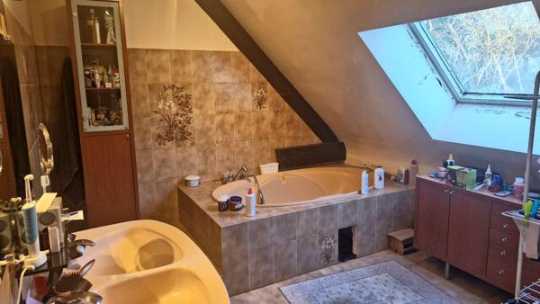 Un véritable potentiel pour cette maison avec sous-sol.