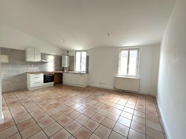 Appartement rénové de type 2 avec chambre, dressing et exposition agréable quartier Capucins