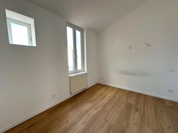 Appartement rénové de type 2 avec chambre, dressing et exposition agréable quartier Capucins