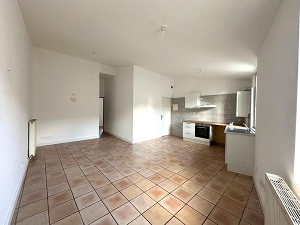Appartement rénové de type 2 avec chambre, dressing et exposition agréable quartier Capucins