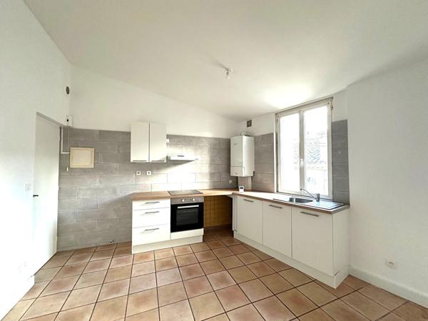 Appartement rénové de type 2 avec chambre, dressing et exposition agréable quartier Capucins